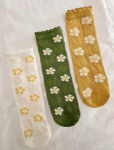 Load image into Gallery viewer, Summer Daisy Socks
